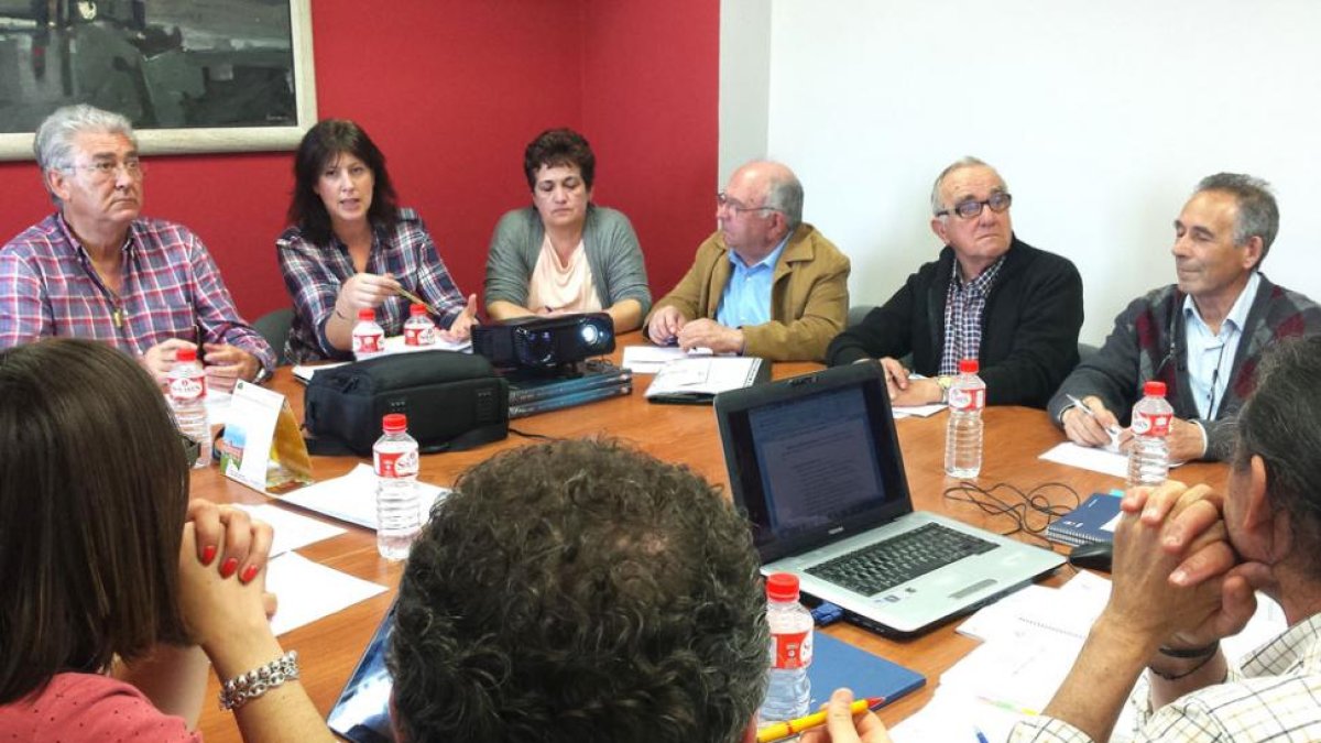 Un momento de la reunión celebrada ayer por Adecoar.-ECB