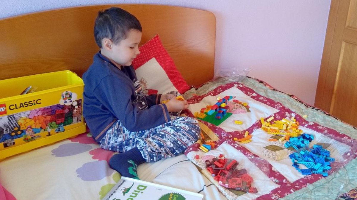 Un niño se entretiene con unos Lego.-ECB