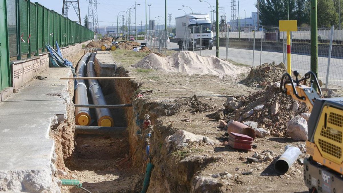 Estado de los trabajos en la vía principal en el área oeste del Polígono de Villalonquéjar que se convertira en el district heating industrial más importante del país.-RAÚL G. OCHOA