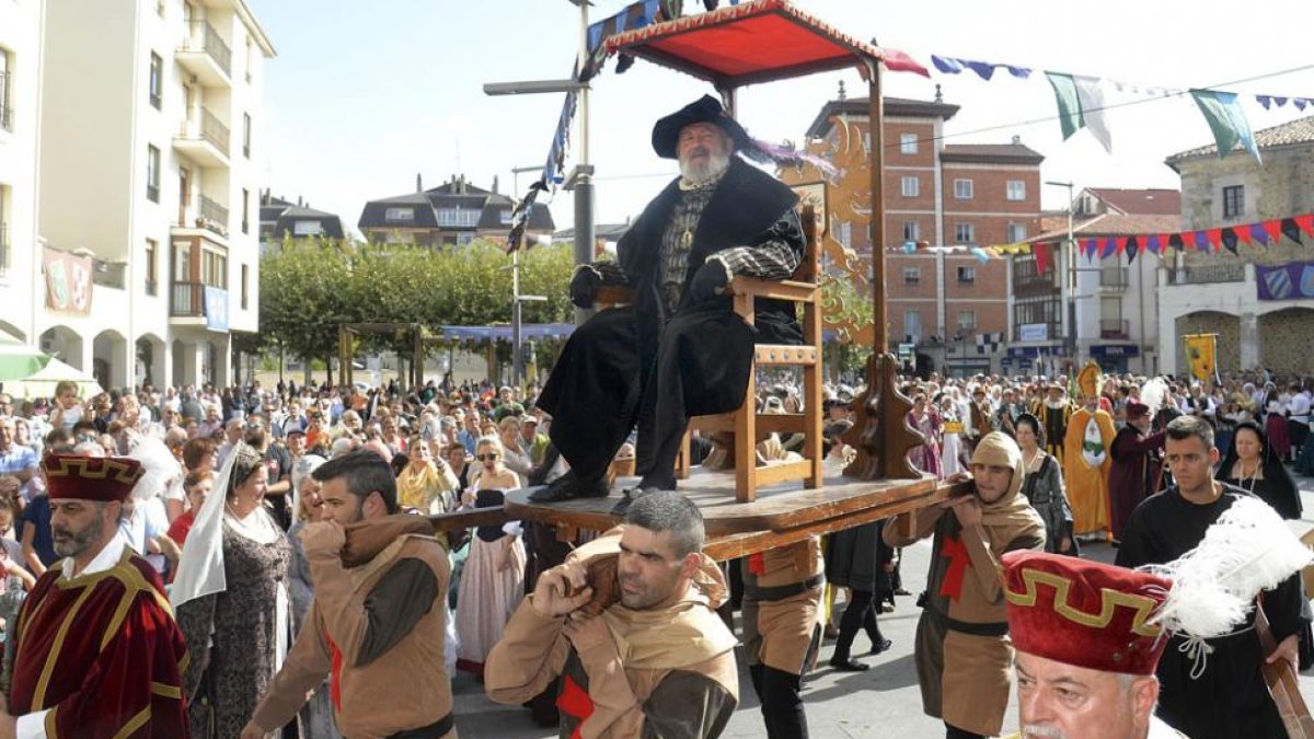 La localidad volvió a volcarse con la recreación y recibimiento al emperador, a quien entregaron las llaves de la ciudad.-ICAL