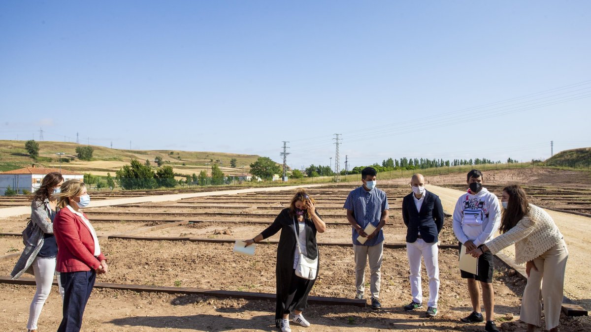 La concejala de Servicios Sociales durante la entrega de diplomas en los Huertos de Ocio de Fuentecillas, acondicionados por los trabajadores de los programas mixtos.