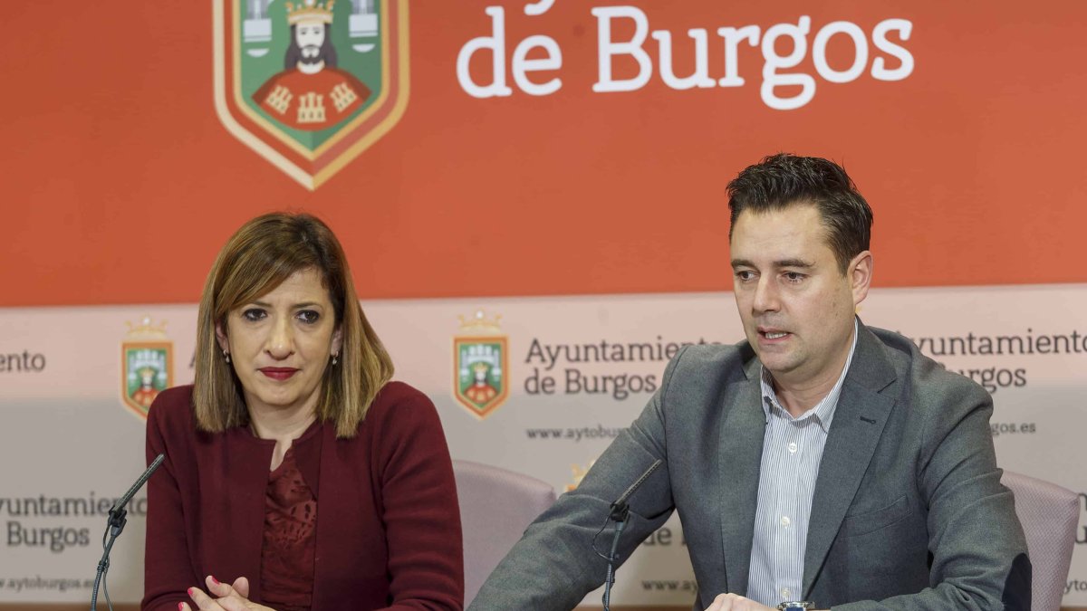 Los socialistas Nuria Barrio y Daniel de la Rosa han valorado la candidatura de Cristina Ayala por parte del Partido Popular. SANTI OTERO