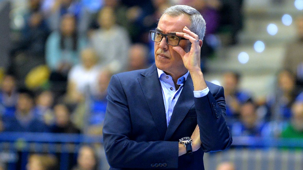 Paco Olmos durante su último encuentro en el Coliseum ante Cantabria. Santi Otero
