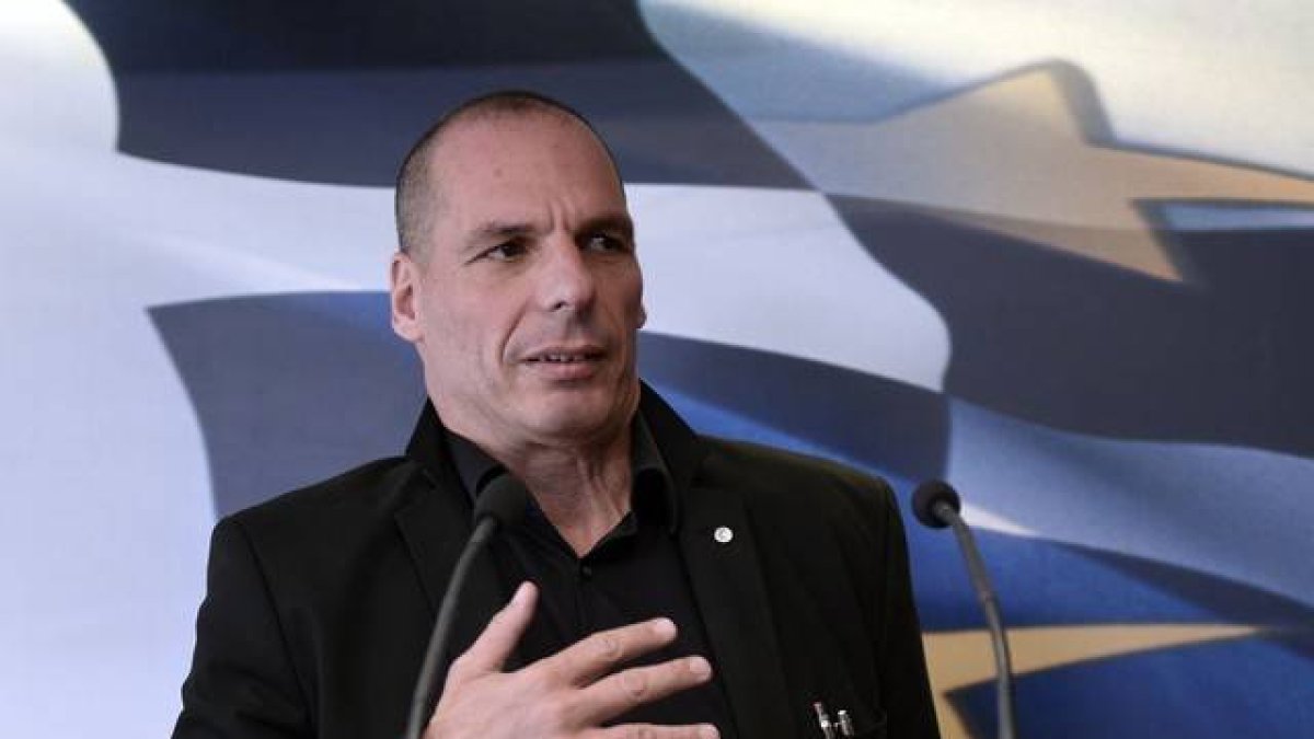 El ministro de Finanza griego Yanis Varoufakis habla con la prensa después de una reunión.-Foto: AFP / LOUISA GOULIAMAKI