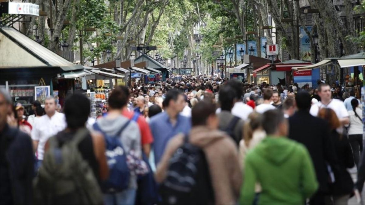 Transeúntes en la Rambla de Barcelona.-EL PERIÓDICO