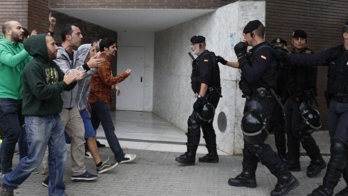 La policía nacional trata de evitar la votación del referéndum unilateral en Sant Andreu de la Barca.-ALBERT BERTRAN