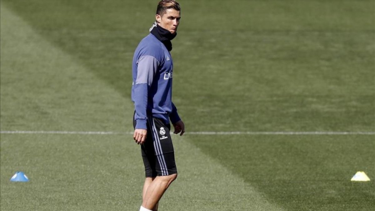 Cristiano Ronaldo, durante el entrenamiento de este viernes en Valdebebas.-EFE / JAVIER LIZÓN