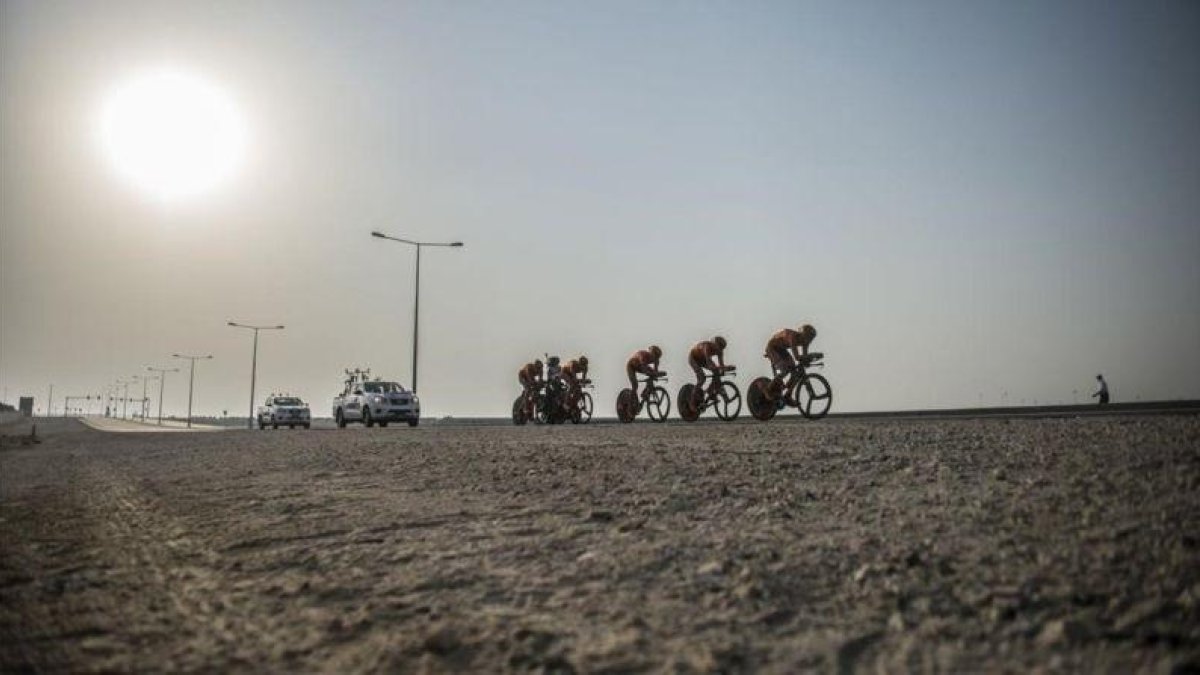 El equipo CCC atraviesa el desierto durante la contarreloj por escuadras del Mundial de Doha.-AFP / KHALED DESOUKI