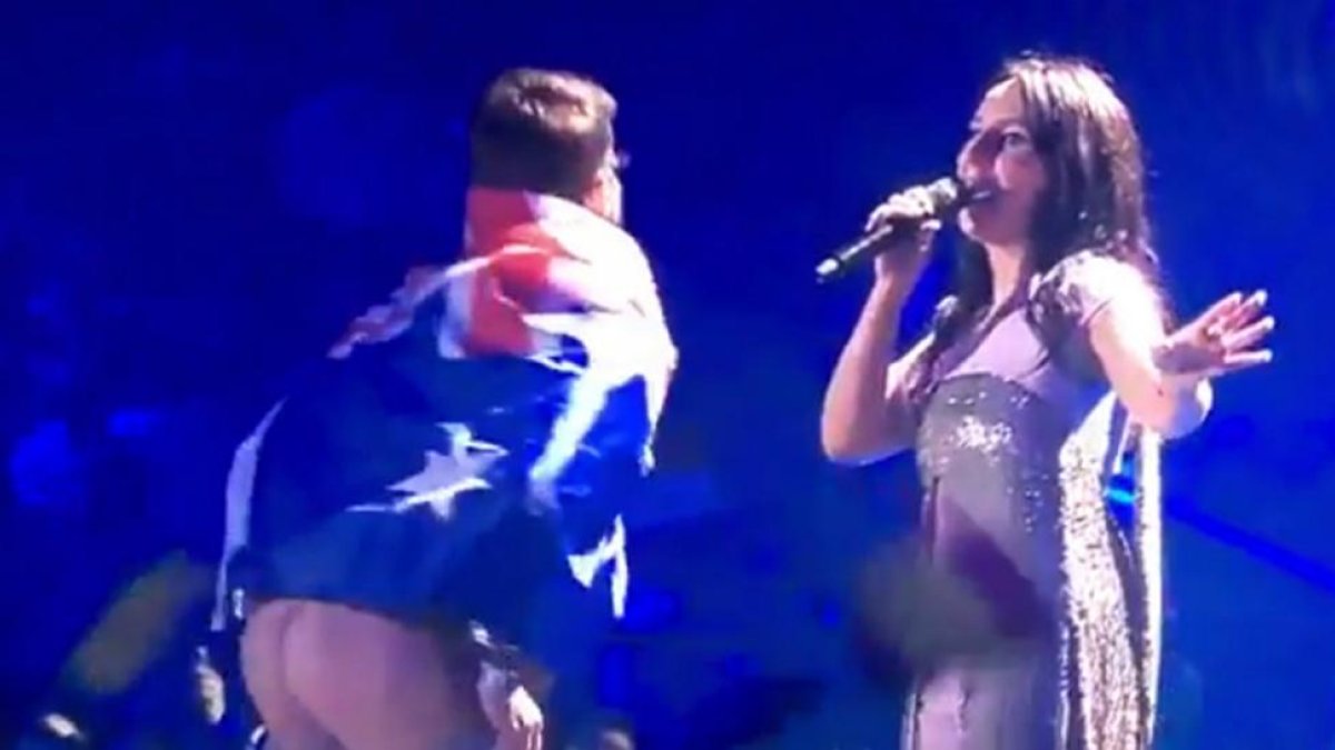 El 'eurofan' con la bandera australiana que ha saltado al escenario de Eurovisión y ha enseñado el culo.-