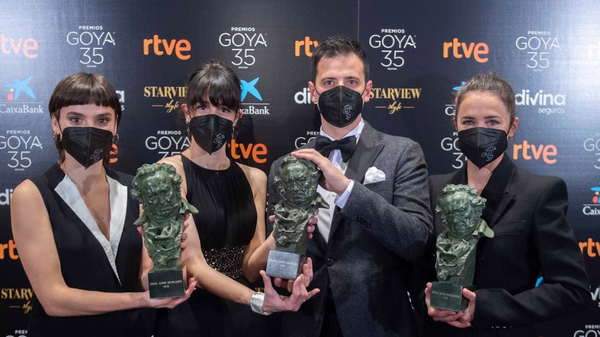 El equipo de Ane Jone Laspiur, Marina Parés, David Pérez Sañudo y Patricia Lopez Arnaiz con sus goyas. ALBERTO ORTEGA – Cortesía de la Academia de Cine / ICAL