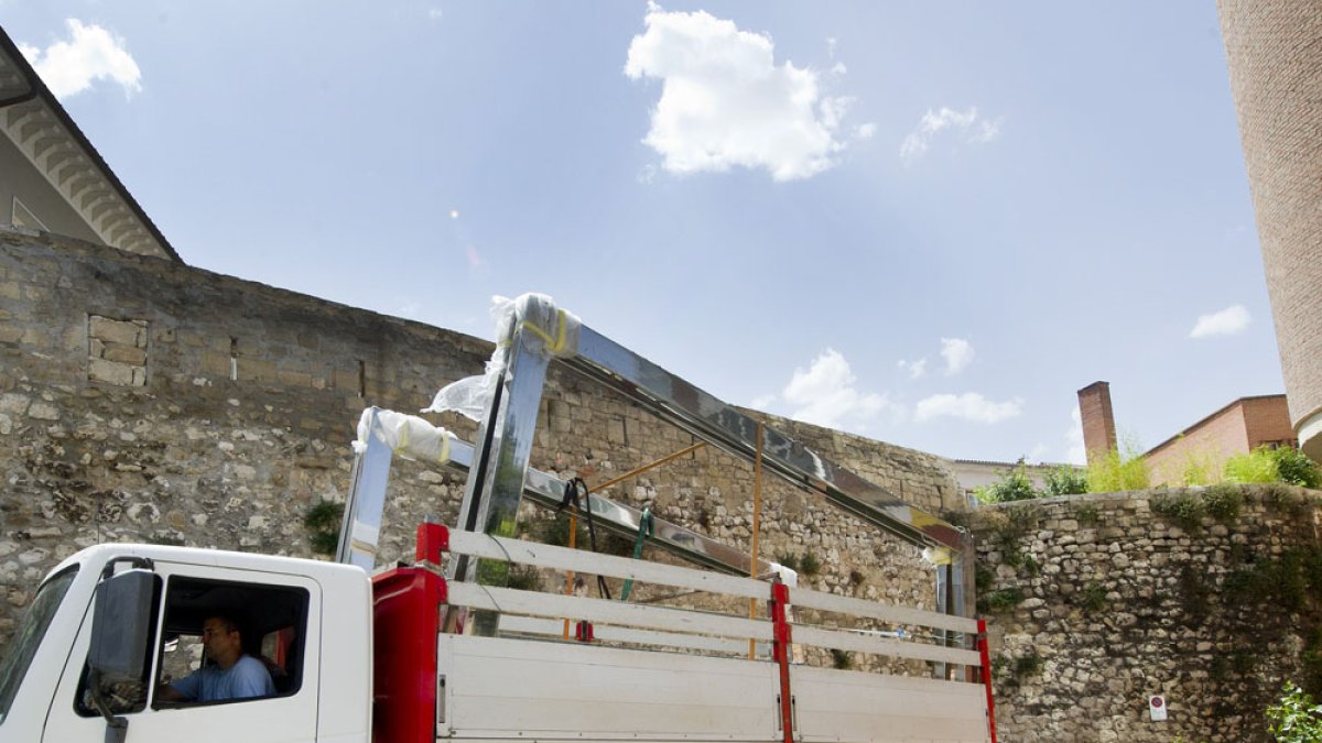 Las piezas de la estructura se bajaron del cubo de muralla con ayuda de una grúa. ISRAEL L. MURILLO