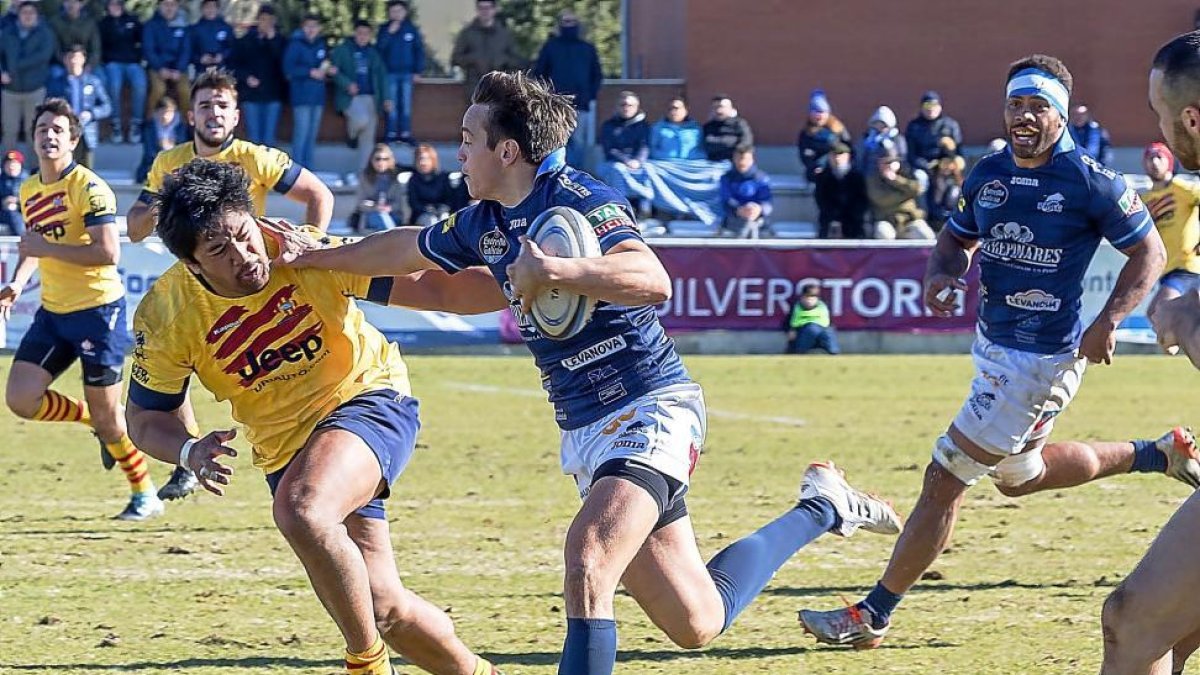 Hand off de Tomás Carrió durante un partido con la camiseta delVRAC.-EL MUNDO / EL DIARIO DE VALLADOLID