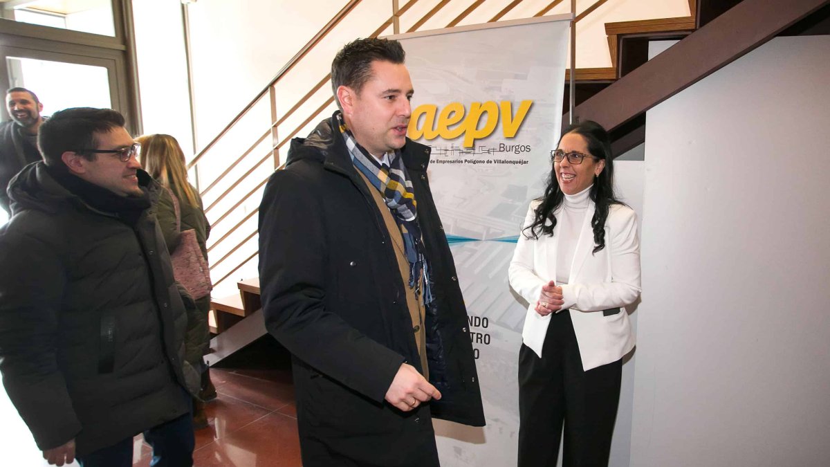 El alcalde, Daniel de la Rosa, a su llegada a la sede de los empresarios de Villalonquéjar con Silvia Pereda, la presidenta de la asociación. TOMÁS ALONSO