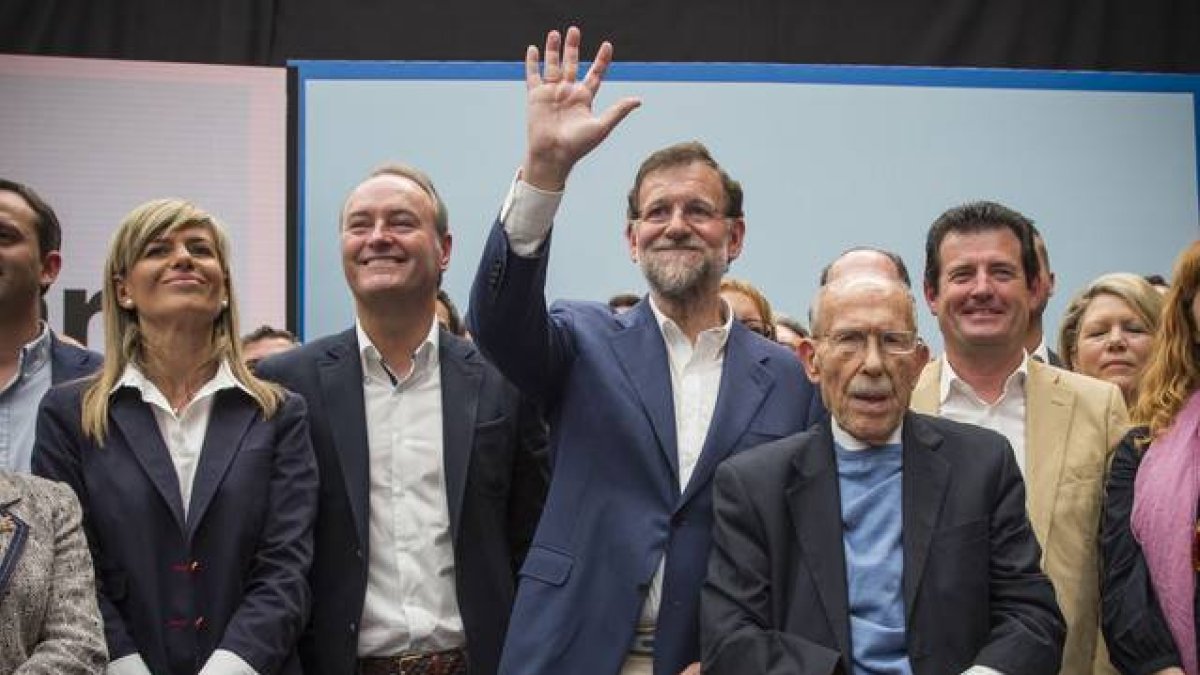 Rajoy, junto a Alberto Fabra, en el mitin de Alicante.-Foto: MIGUEL LORENZO