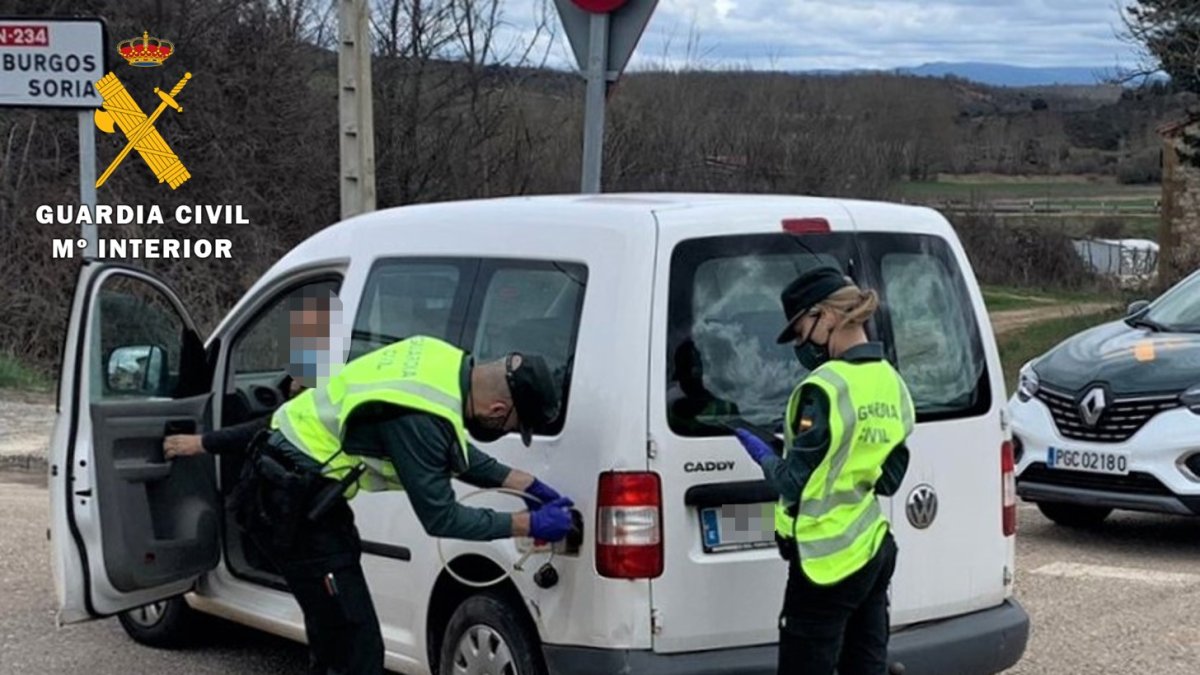 Dos agentes de la Guardia Civil verifican un depósito de combustible. GUARDIA CIVIL