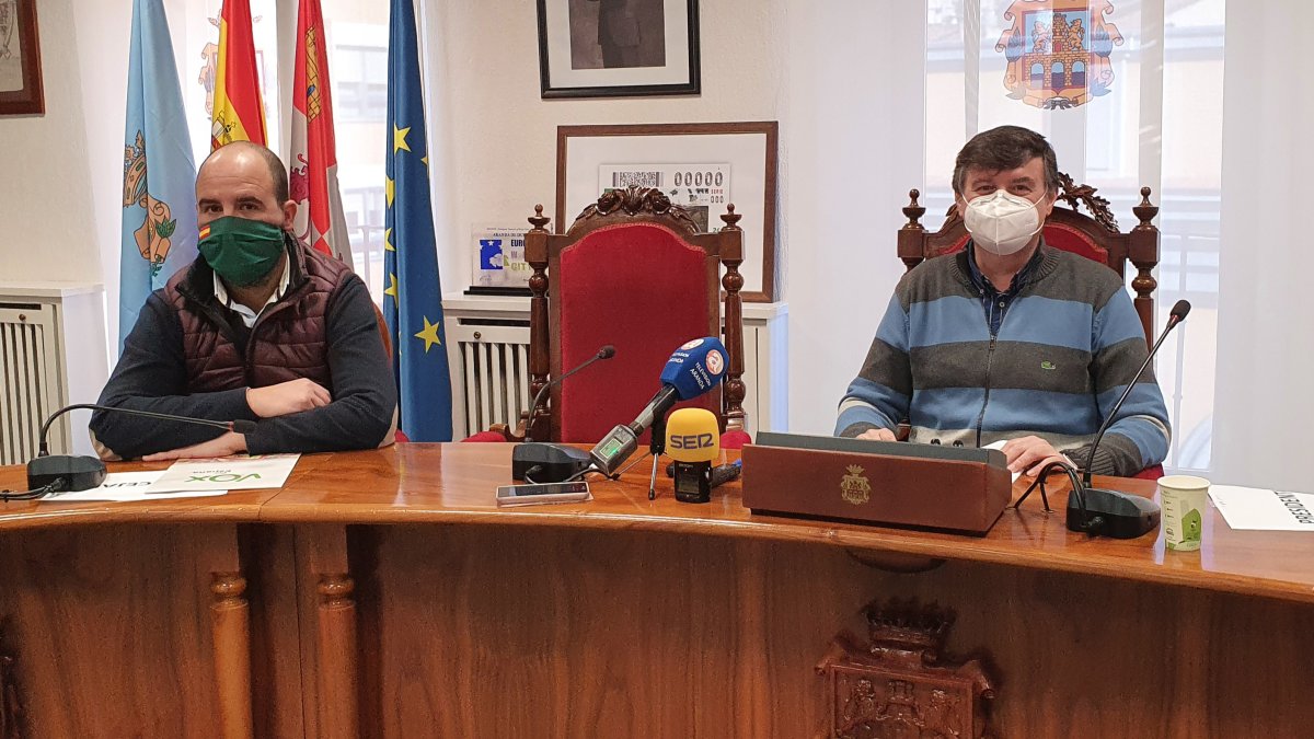 Imagen del concejal de Vox, Vicente Holgueras, con elportavoz de Ciudadanos, Francisco Martín Hontoria. ECB