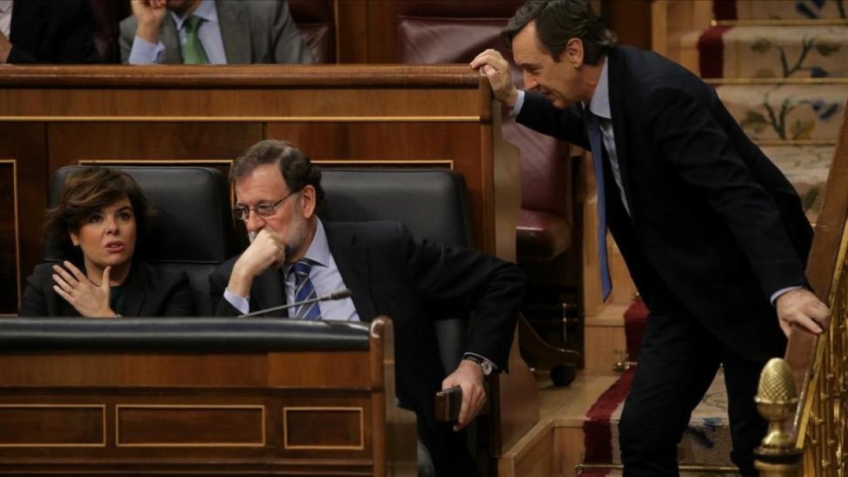 Rajoy conversa con Sáenz de Santamaría y Hernando durante la sesión de control.-JOSÉ LUIS ROCA