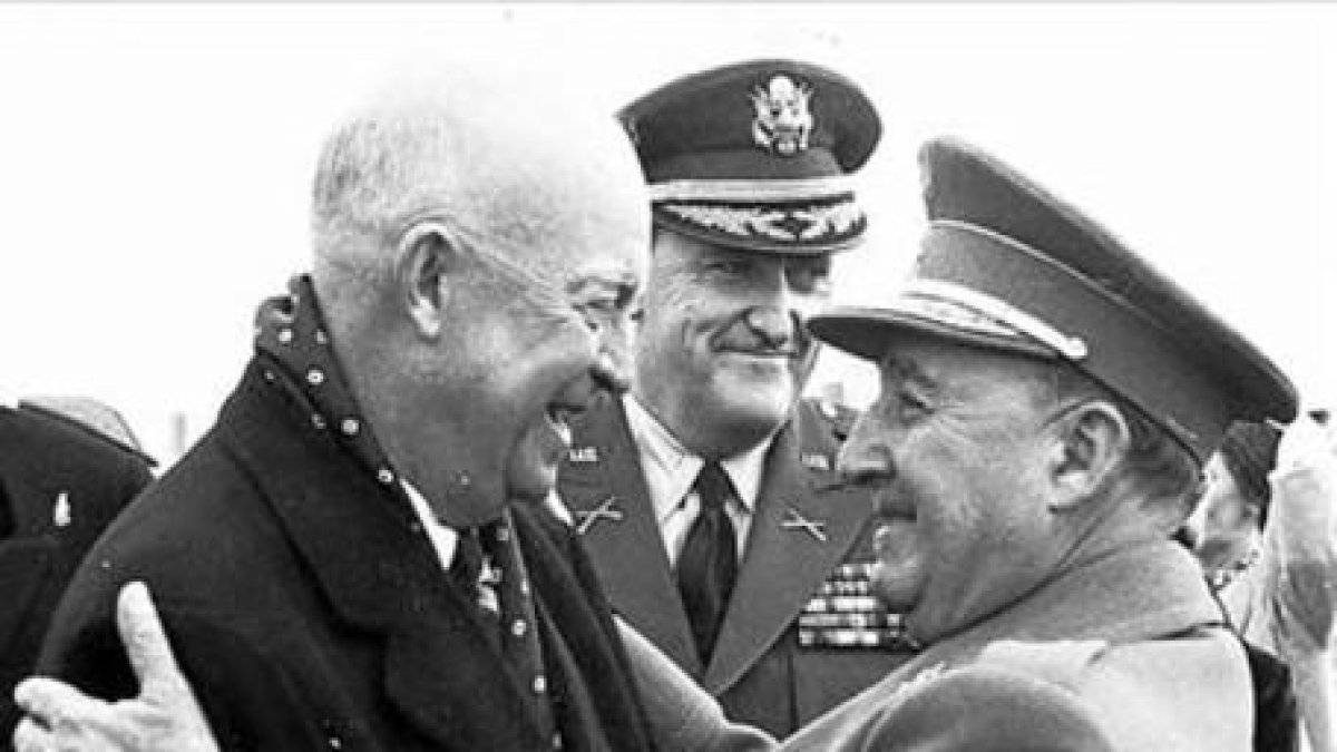 Franco y el presidente de Estados Unidos, Dwight Eisenhower, se saludan con un simbólico abrazo a la llegada de este último, en 1959, a la base militar de Torrejón de Ardoz, una de las cuatro que construyeron los norteamericanos en territorio español.-