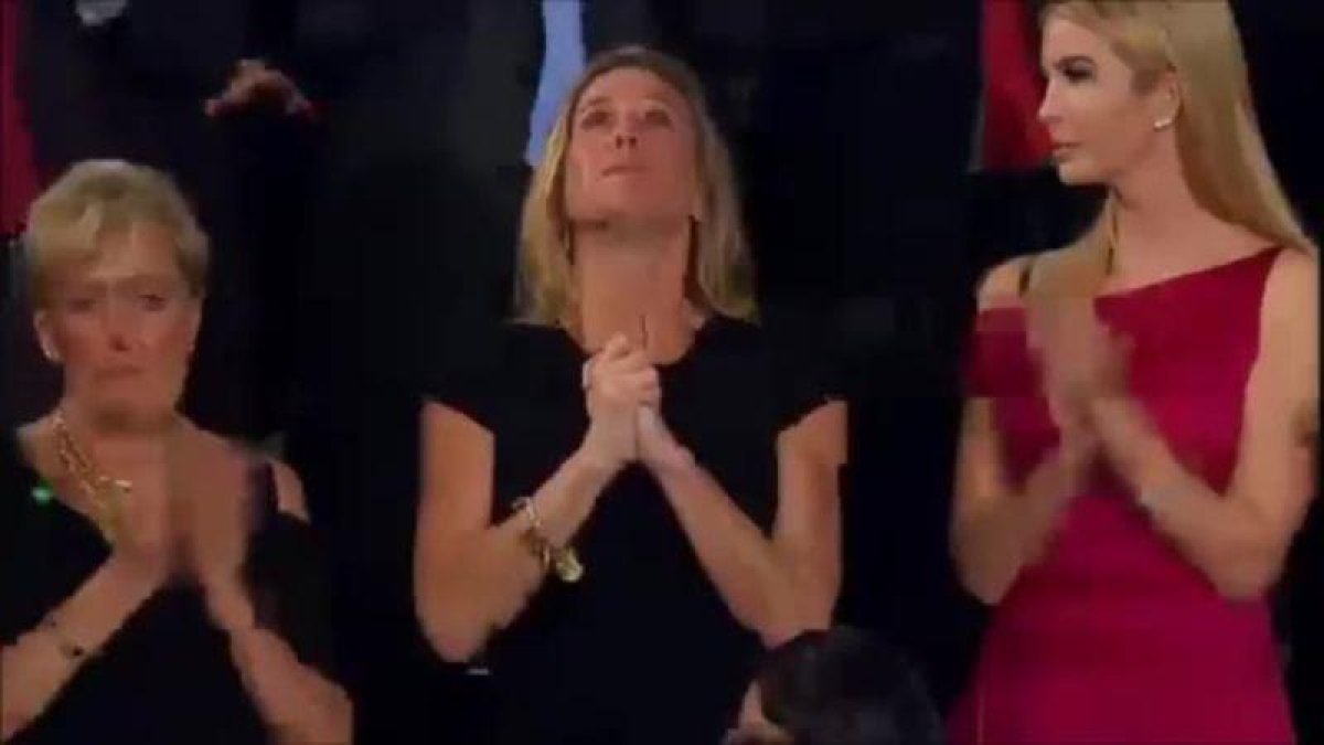 Momento del discurso de Trump en que este elogia al Navy Seal muerto en Yemen.-TWITTER