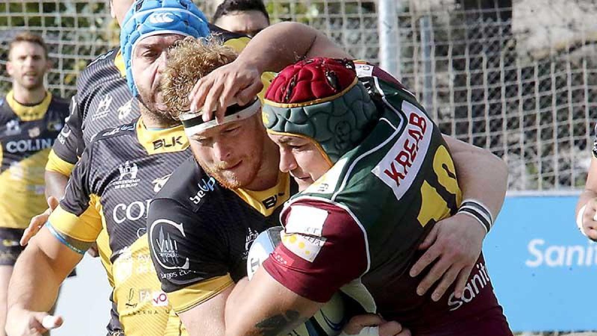 Snyman frena el avance del talonador del Alcobendas, Ovejero, ayer.-AREA11