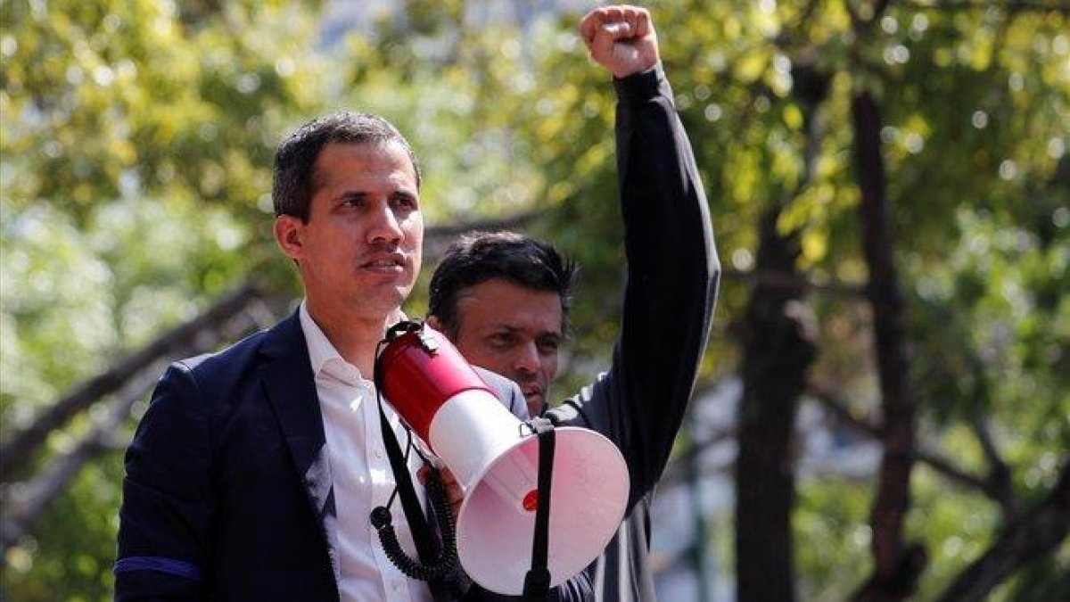 Juan Guaidó junto a Leopoldo López, liberado esta mañana.-CARLOS GARCIA RAWLINS (REUTERS)