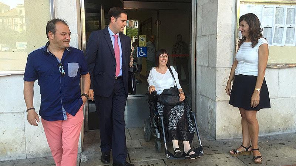 Mar Ramírez salía ayer del Ayuntamiento acompañada por Óscar González (izquierda), Daniel de la Rosa y Nuria Barrio.-ECB