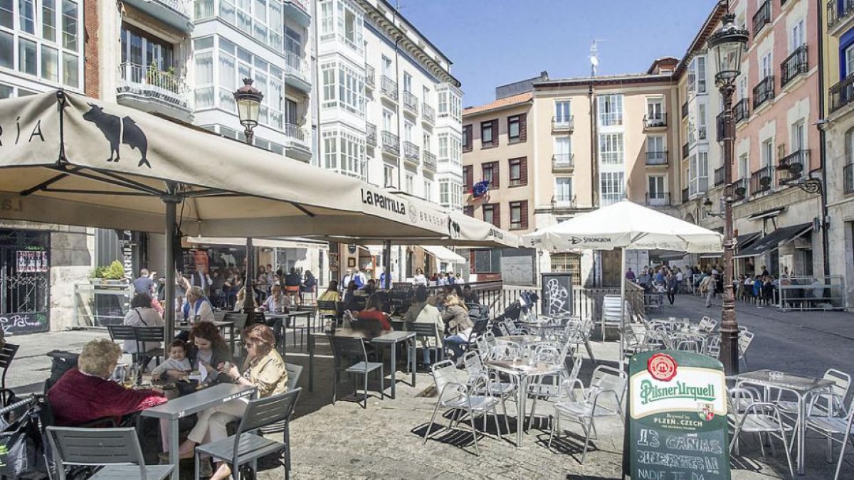 Varias personas disfrutan de las terrazas en la plaza de La Flora. ECB