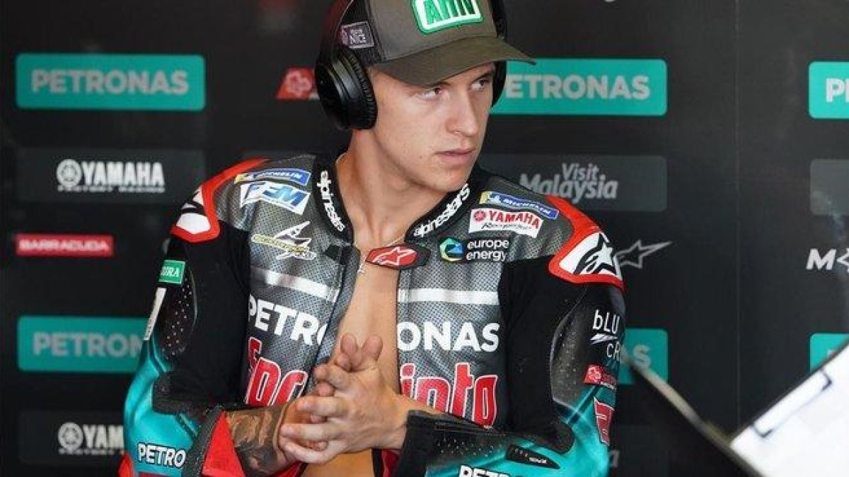 El francés Fabio Quartararo se prepara, en el boxe de Petronas Yamaha, para uno de los entrenamientos de Misano.-ALEJANDRO CERESUELA