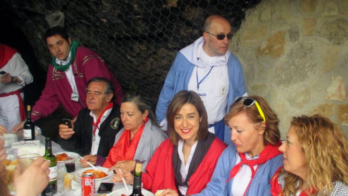 Aitana Hernando, próxima alcaldesa, degusta el bacalao junto a otras autoridades.-E.M.