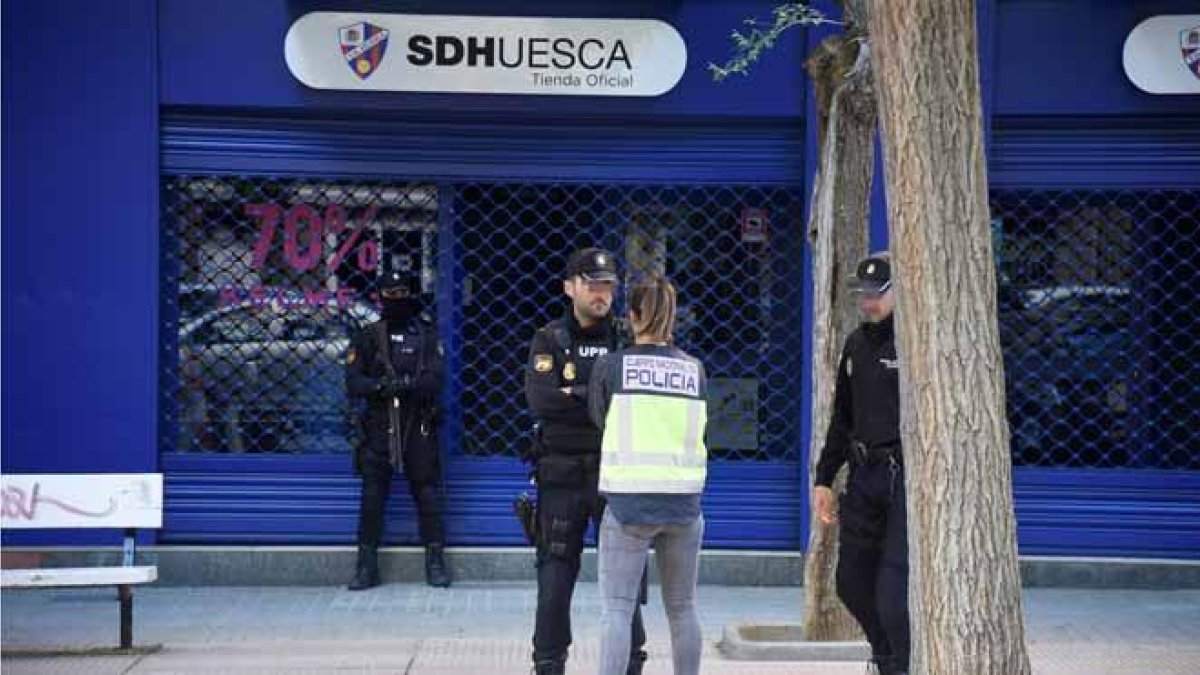 Policías delante de la sede del Huesca.-EFE / JAVIER BLASCO