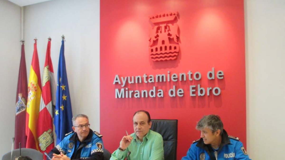 Muñoz, en el centro, con los agentes encargados de elaborar la memoria de Policía.-E.M.