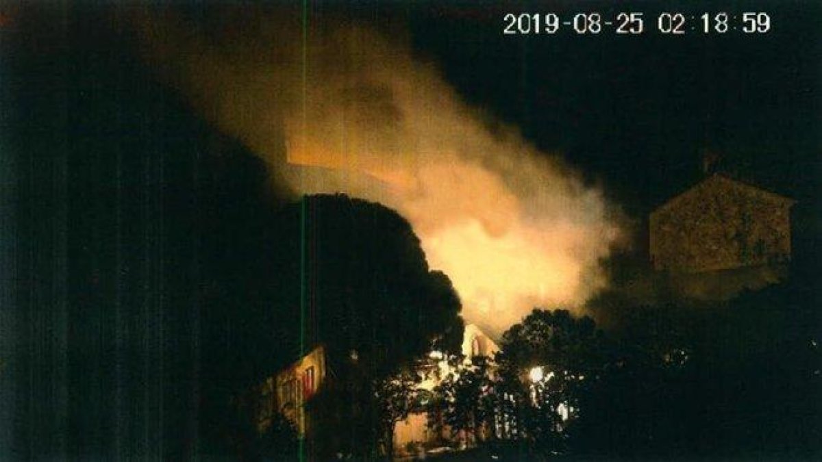 Foto de la humareda generada por un ensayo con explosivos de los CDR.-