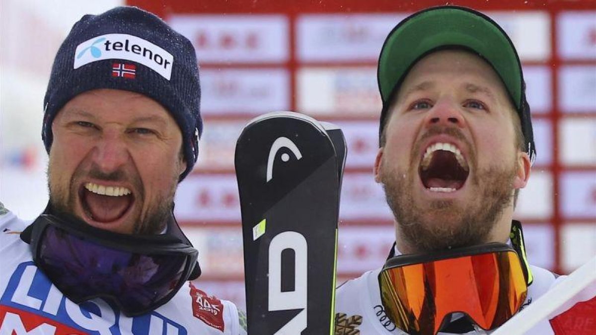 Svindal (izquierda) y Jansrud celebran su doblete en el descenso del Mundial de Are.-AP / MARCO TROVATI