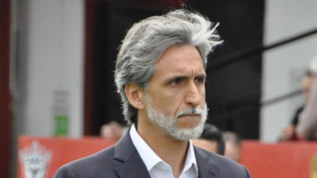 Pablo Alfaro se dirige pensativo al banquillo en Anduva.-cdmirandes.com