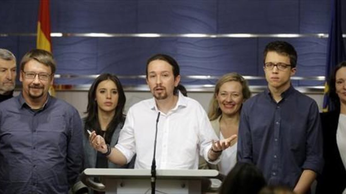 Pablo Iglesias comparece ayer en el Congreso con otros dirigentes de Podemos tras ver al Rey para proponer una coalición de gobierno de izquierdas presidida por Sánchez.-JOSÉ LUIS ROCA