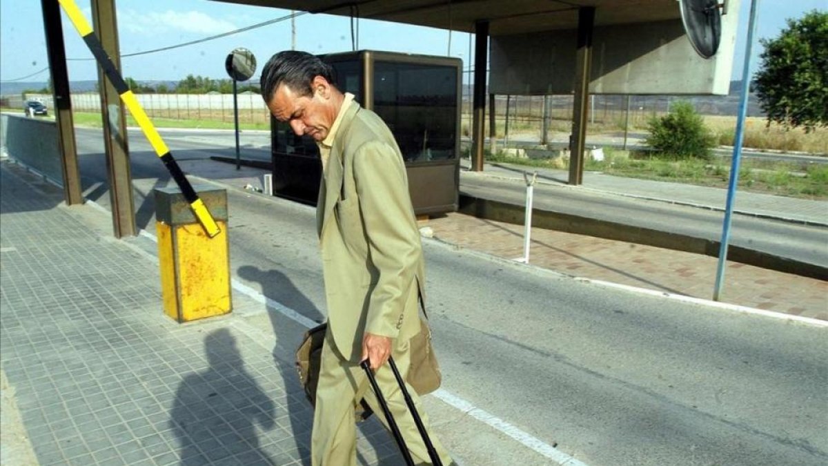 Mario Conde llega a la cárcel de Alcalá-Meco tras disfrutar de un permiso carcelario, en julio del 2004.-EFE / FERNANDO VILLAR