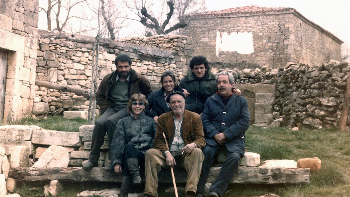 Antonio Giménez-Rico (derecha), con algunos de los protagonistas de ‘El disputado voto del señor Cayo’ en el rodaje. / FAMILIA GIMÉNEZ-RICO