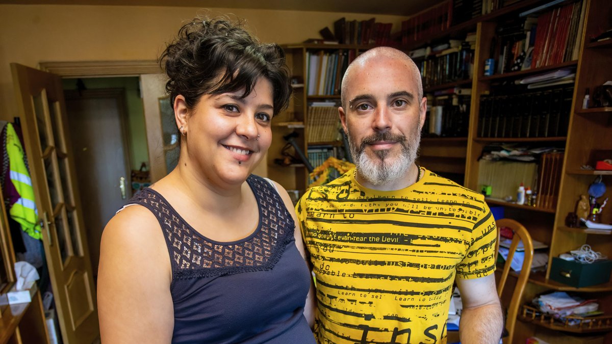 Naira Huertos y su pareja muestran una ecografía de su hija. SANTI OTERO