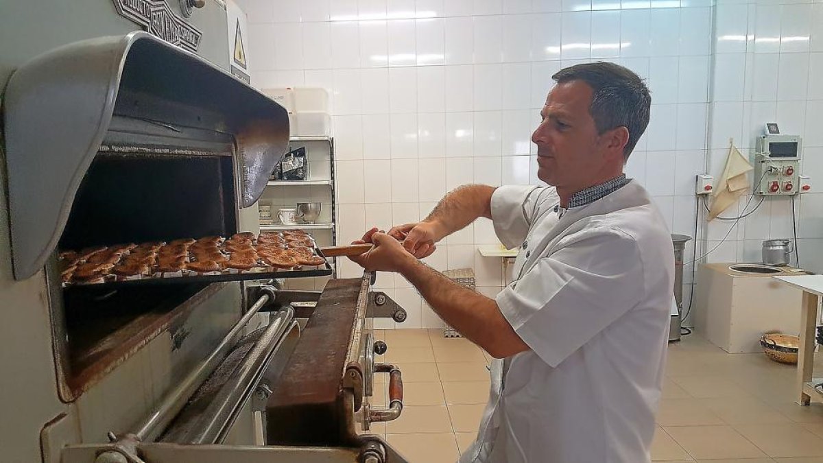 El confitero Ordoño Alonso, en su obrador, en La Bañeza, con una hornada de sus famosos Imperiales-L.P.