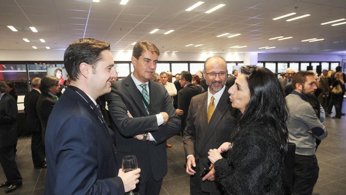 De la Rosa (PSOE )y Bañeres (C’s) charlaron en presencia de los procuradores Ibáñez (PP) y Fuentes (C’s) en Campofrío.-I. L. MURILLO