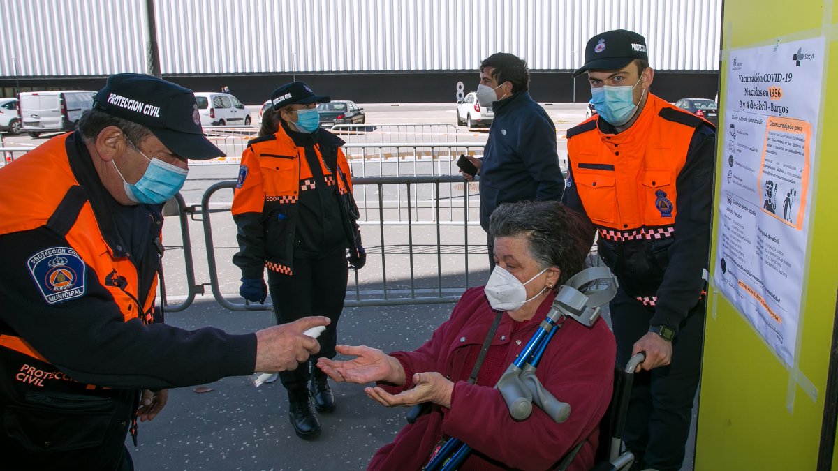 Una de las labores actuales de Protección Civil es el apoyo y acompañamiento en las vacunaciones. TOMÁS ALONSO