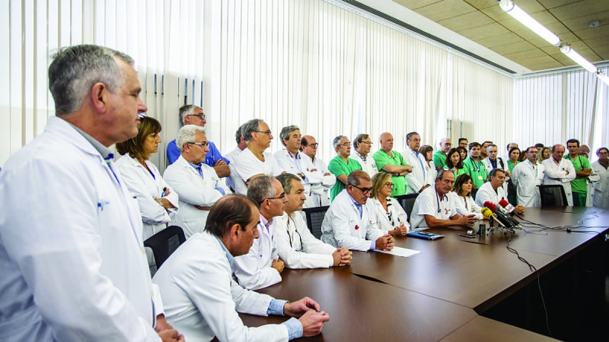 La foto con los jefes de servicio que protestaron por cómo se cambió la dirección del HUBU. ECB