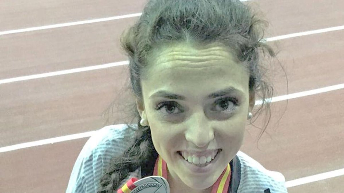 Celia Antón posa con la plata conseguida en el Nacional absoluto-ECB