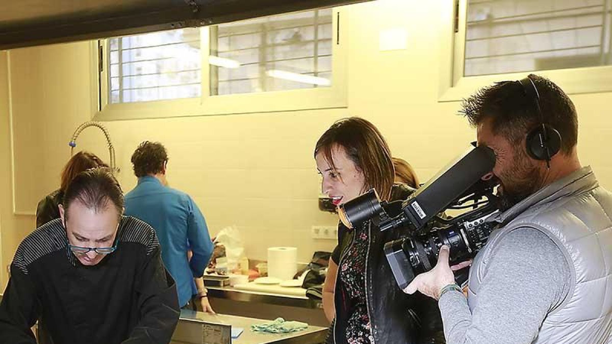 TVE siguió la preparación de las tapas en las instalaciones de la Escuela de Hostelería de Burgos.-RAÚL OCHOA