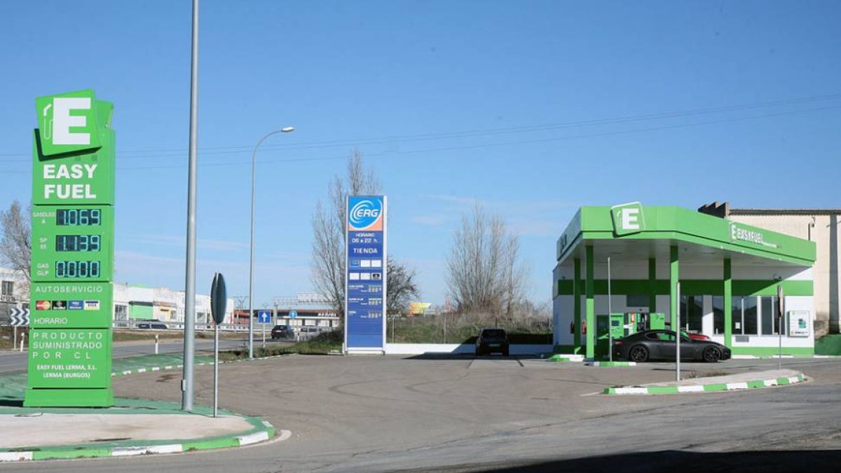 La estación de servicio de Easy Fuel, ubicada en Lerma, durante la visita de los inspectores el sábado.-MIGUEL ÁNGEL