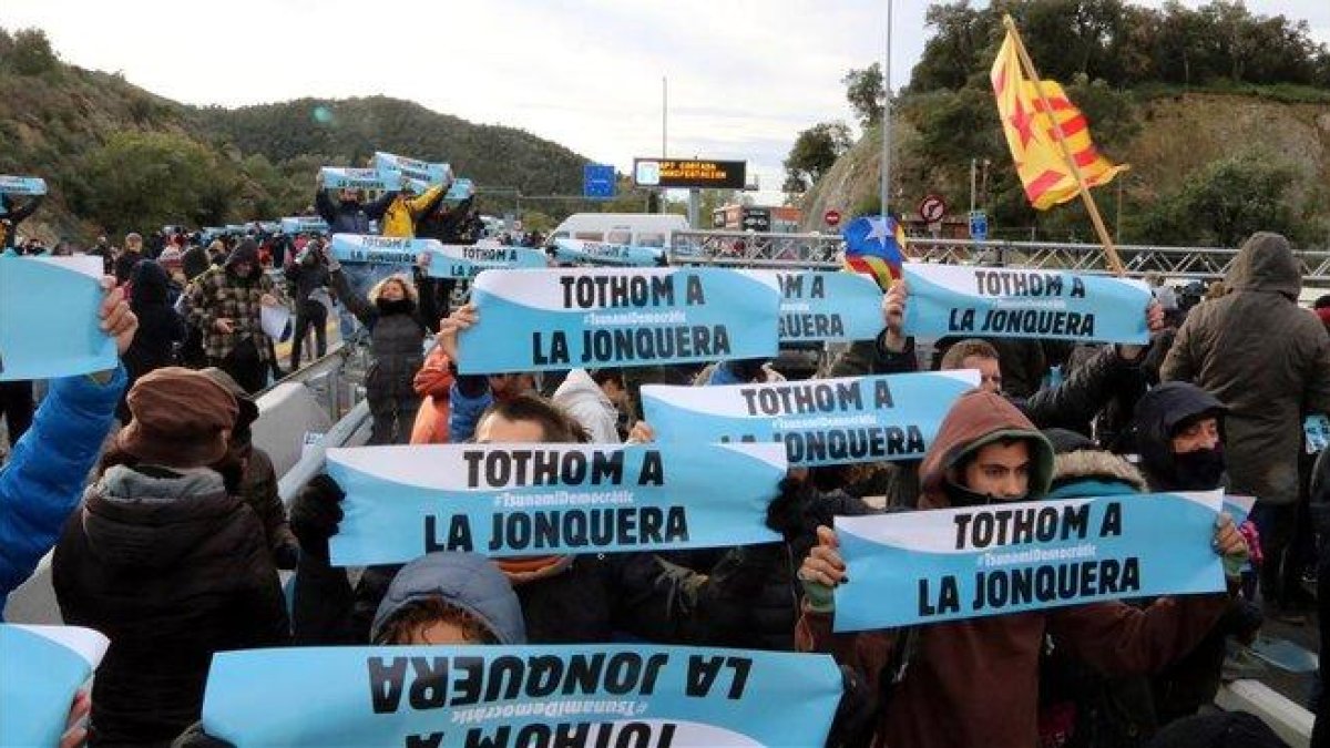 Corte de la AP-7 a la altura del Pertús, convocado por Tsunami Democràtic.-ÀLEX RECOLONS