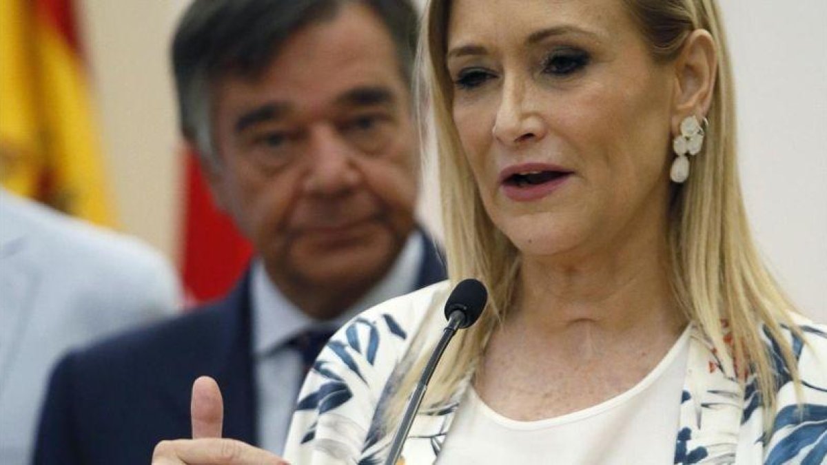 Cristina Cifuentes comparece tras la reunion que ha mantenido con el presidente del Colegio Oficial de Farmaceuticos de Madrid.-FERNANDO ALVARADO (EFE)