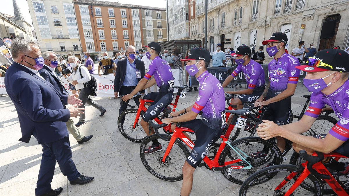 Los corredores del Burgos BH esperan al inicio de la primera etapa de la Vuelta a Burgos. SANTI OTERO