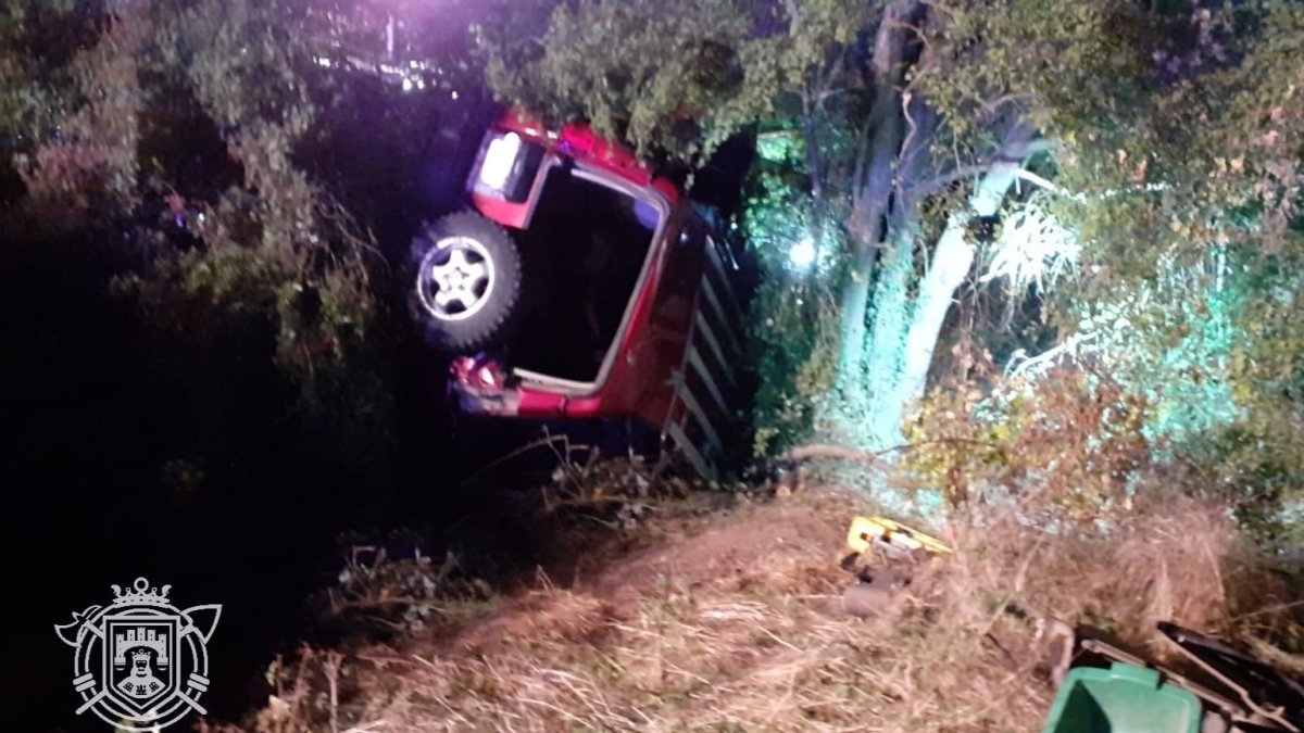 Un hombre de unos 35 años falleció anoche después de que el vehículo todoterreno que conducía sufriera una salida de vía a la altura de Villaescusa la Sombría. BOMBEROS DE BURGOS