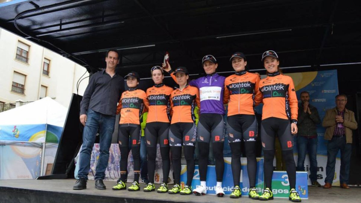 Belén López junto a sus compañeras en el podium de Medina de Pomar.-